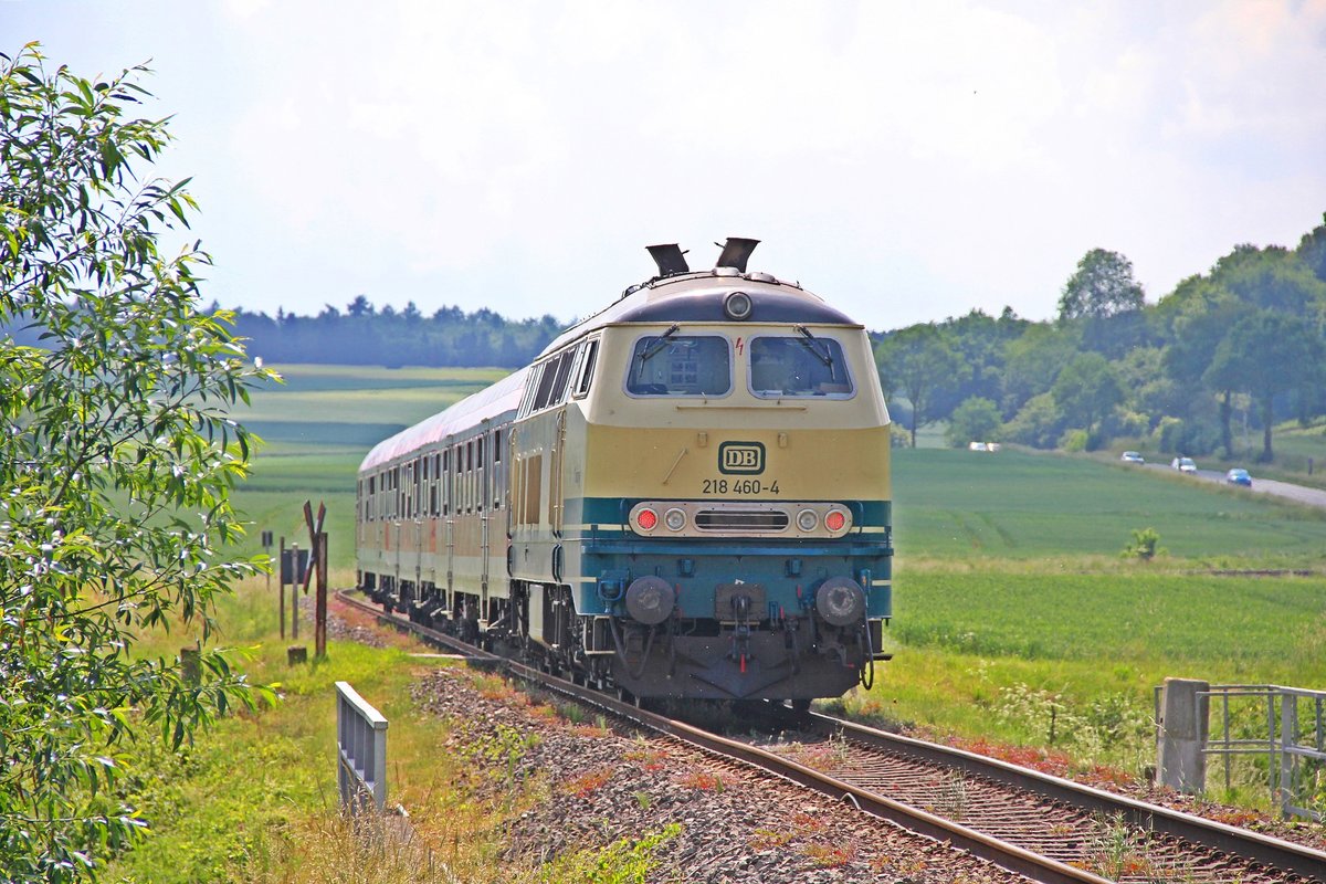 218 460 schiebt den RB4 (23019) von Kassel Wilhelmshöhe nach Korbach kurz hinter Volkmarsen. Aufgrund des Hessentages wird ein 3 Wagen Zug eingesetzt. An der spitze des Zuge ein Wittenberger Steuerwagen. Normalerweise sind nur Triebwagen der Baureihe 628/642/646, meistens Solo, auf dieser Strecke unterwegs. 30.05.2018