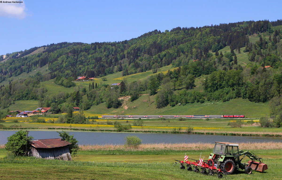 218 463-8 und 218 433-1 mit dem EC 193 (Basel SBB-München Hbf) bei Ratholz 8.5.18