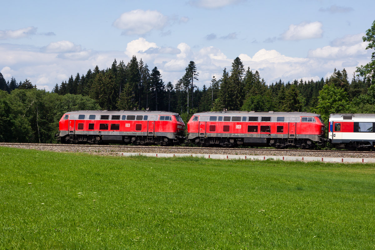 218-463-8 und 422-4 am Eurocity in Harbatshofen mit Fahrtziel Lindau. 14.7.19
