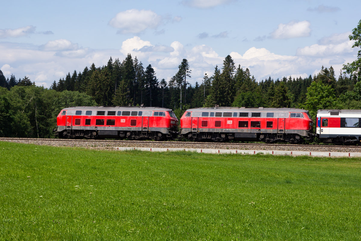 218-463-8 und 422-4 vor dem EuroCity bei Harbatshofen Richtung Röthenbach. 14.7.19