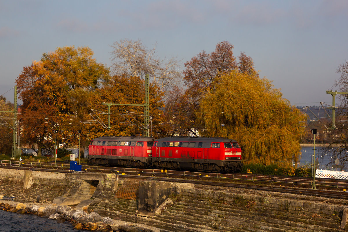 218 463-8 und 452-1 beim rangieren auf dem Bahndamm Lindau. 6.11.20