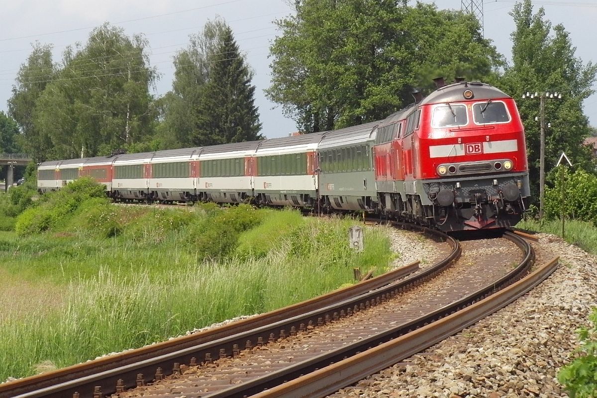 218 463-8 und eine weitere 218er durchfahren am 22.05.2011 mit dem EC 194 von Mnchen nach Zrich in Krze den Bahnhof Hergatz und wechseln dort von der KBS 753 auf die KBS 970.