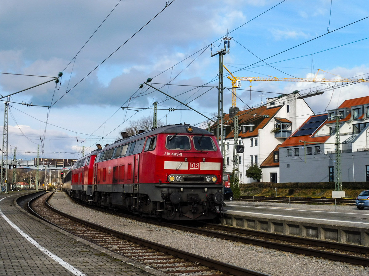 218 463 und eine weitere Mühldorfer Maschine mit dem EC nach Zürrich bei der einfahrt in Lindau Hbf, März 2018
