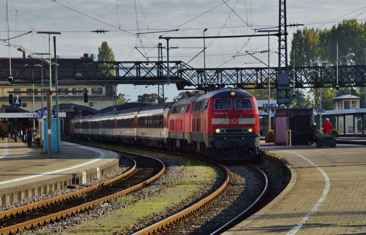 218 464-6 u. 218 343-2 stehen mit dem IC 1291 in Richtung München am 26.09.14 im Bhf.Lindau(Bodensee).