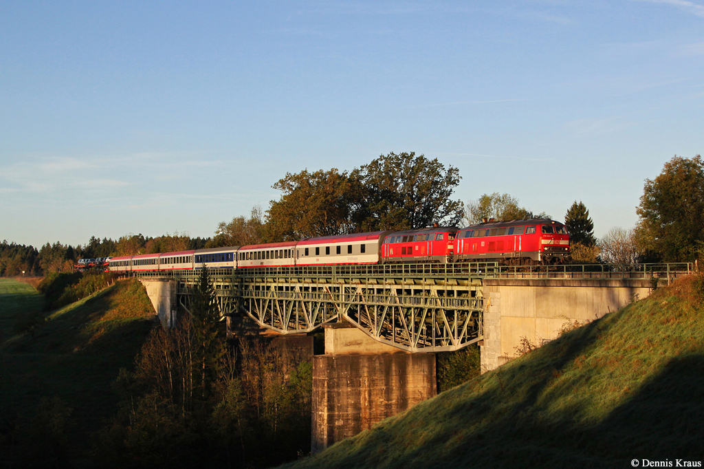 218 464 und eine Schwesterlok mit dem umgeleiteten Nachtzug 68912 am 09.10.2014 in Maria Thann.