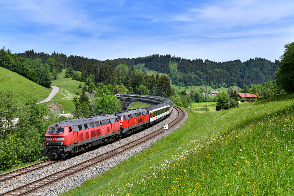 218 465 + 218 433 mit EC 193 am 26.05.2018 bei Harbatshofen. 