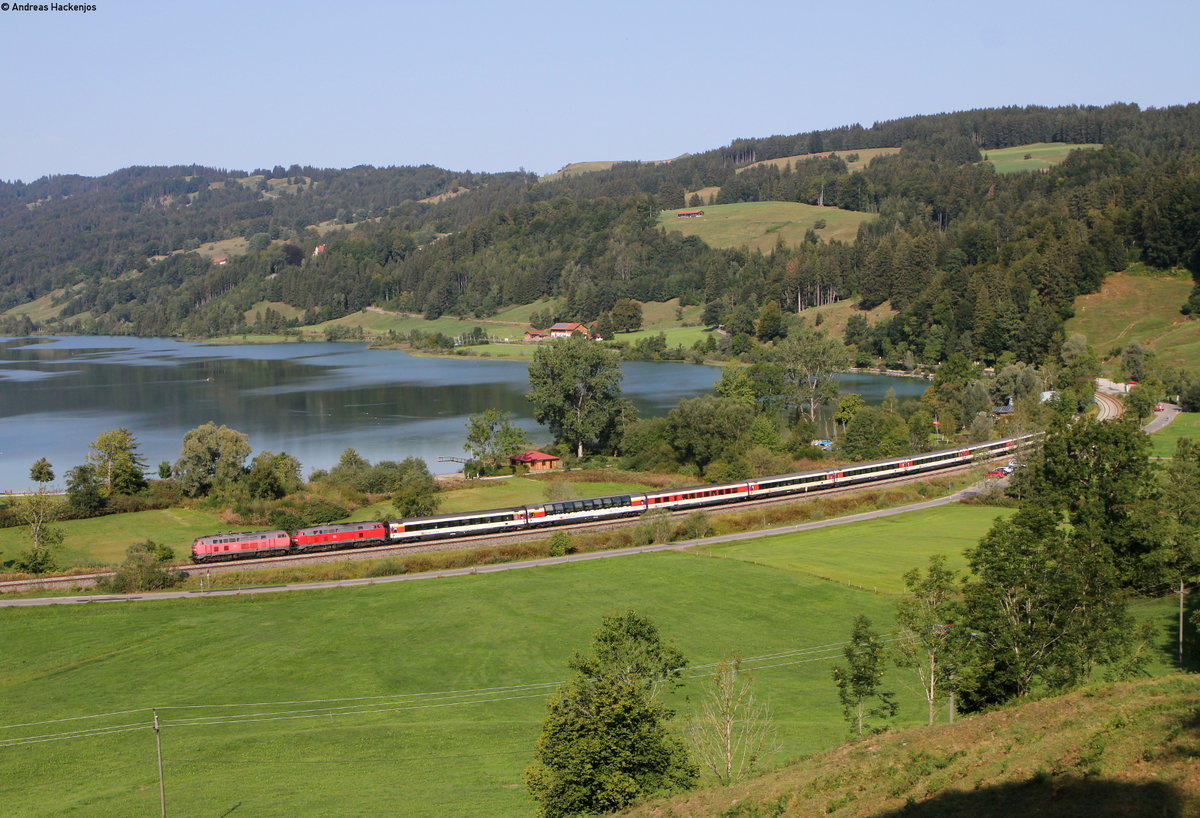 218 465-3 und 218 403-4 mit dem EC 191 (Basel SBB-München Hbf) am Alpsee 28.8.18