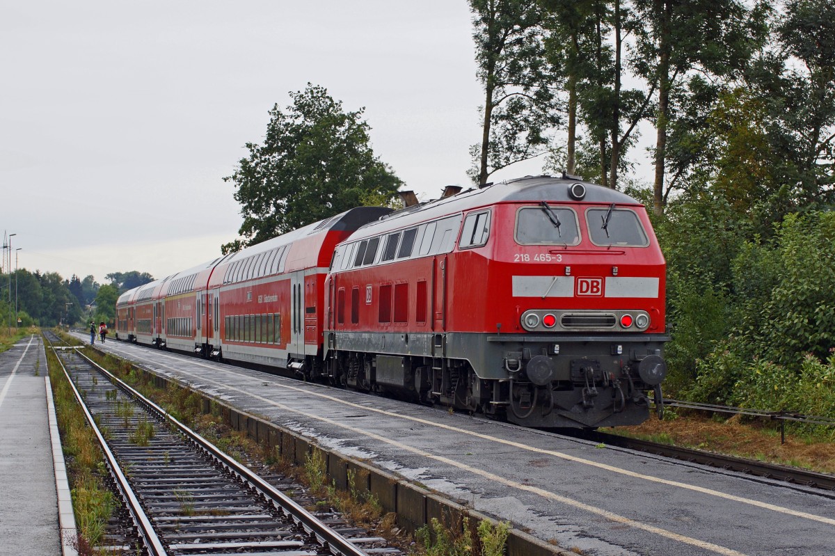 218 465-3 mit einem geschobenen Regionalexpress nach München im Bahnhof Schwindegg am 19.08.2013.

218 465-3
Hersteller: Krauss-Maffei AG, München
Fabriknummer: 19780
Indienststellung: 04.06.1976
Erst-Bw: Kempten
ursprüngl. Fahrzeugnr. 218 465-3
Fahrzeugnr. z.Z.d. Aufnahme: 92 80 1218 465-3 D-DB
Betreibernr. z.Z.d. Aufnahme: 218 465-3
Radsatzfolge: B'B'
Vmax (km/h): 140
Dienstmasse (t): 79
Radsatzfahrmasse max. (t): 20
LüP (mm): 16.400