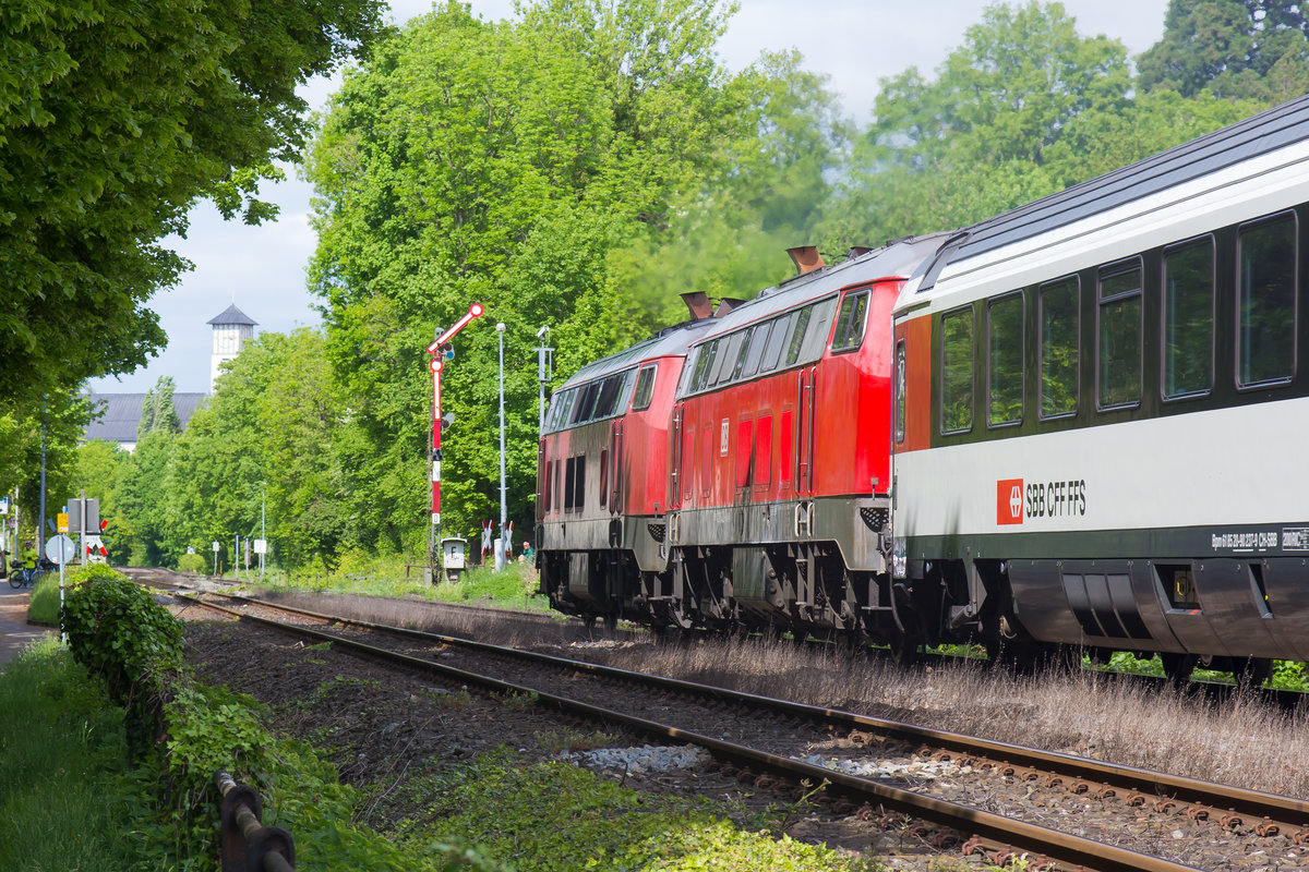 218 465-3 mit ihrer Schwesterlok am Eurocity nach München. 1.5.18