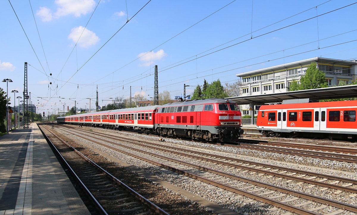 218 465-3 mit Regionalzug aus Richtung München Hbf kommend. Aufgenommen am Heimeranplatz am 25.04.2014.