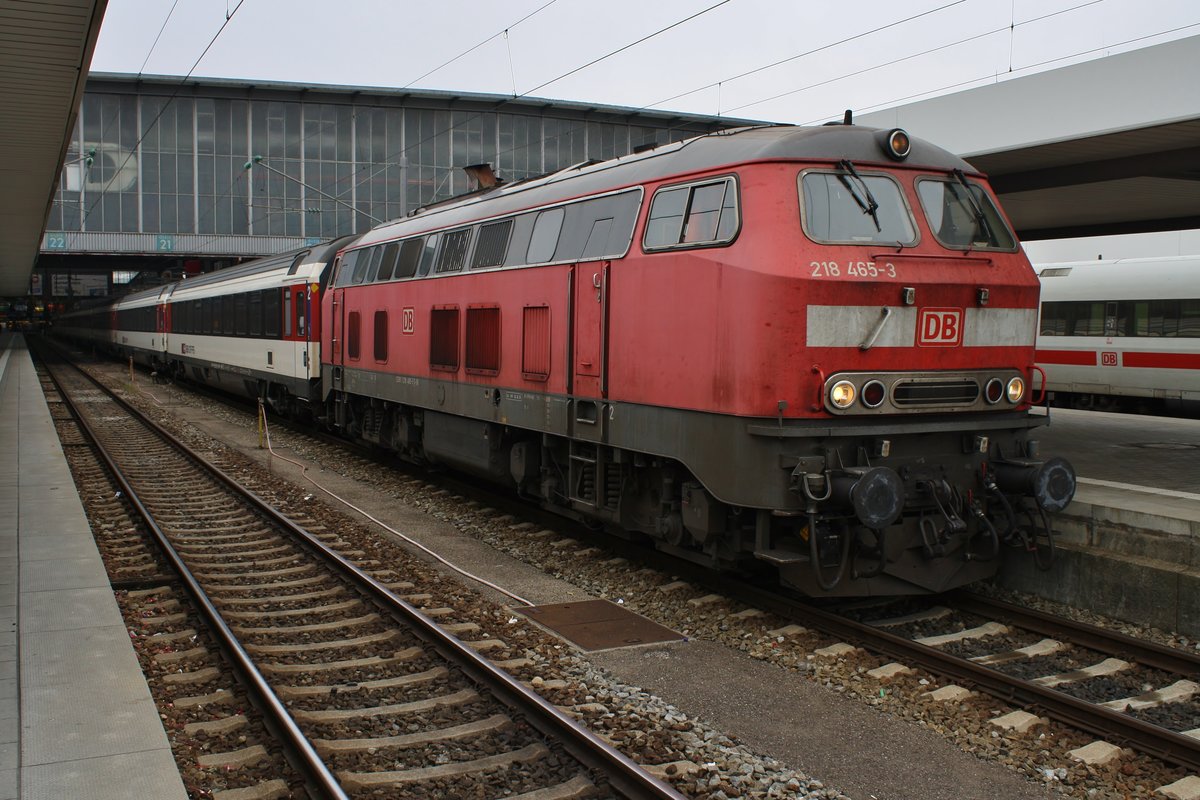 218 465-3 steht am 14.11.2018 mit dem EC194 von München Hauptbahnhof nach Zürich HB im Startbahnhof bereit. 