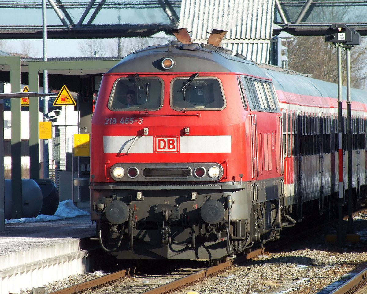 218 465 vor RB 27145 (Landshut - Mühldorf) mit den letzten Mühldorfer n-Wagen am 27.01.17 in Mühldorf.