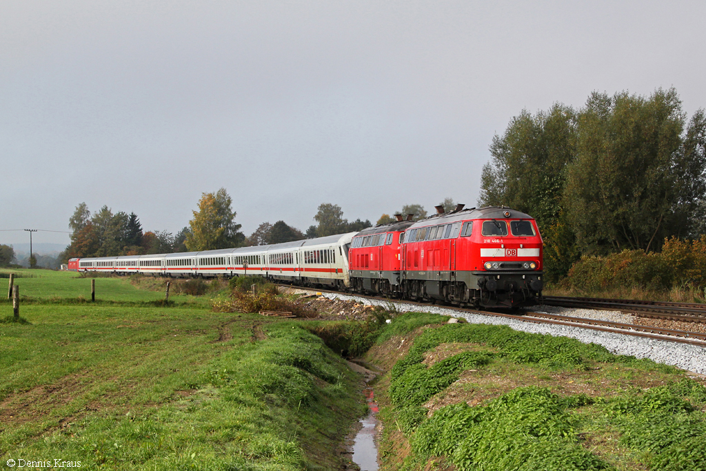 218 466 + 218 430 mit mit dem ber Mhldorf umgeleiteten EC 217 am 19.10.2013 bei Dorfen.