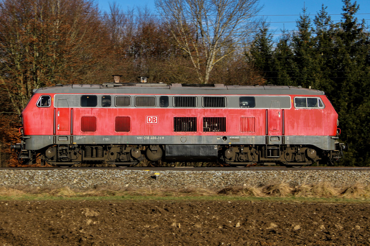 218 466-1 alleine auf dem Weg nach München. 13.12.16 bei Eglharting.