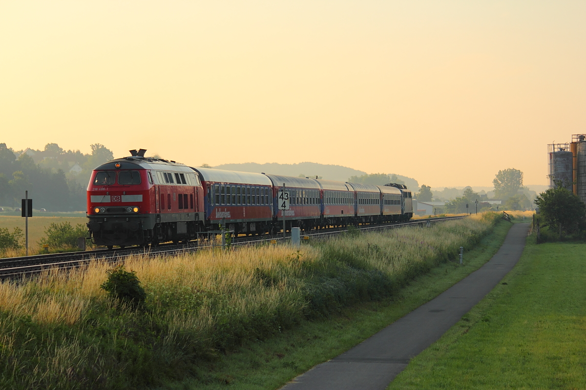 218 466-1 DB und 115 509-2 DB mit einem SDZ bei Horb am 26.06.2012.