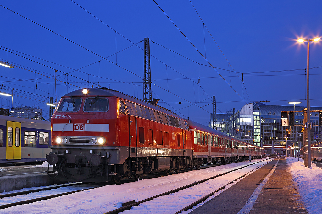 218 466 waits to depart Munchen Hbf whilst working the 1748 to Muhldorf, 4 Feb 2015