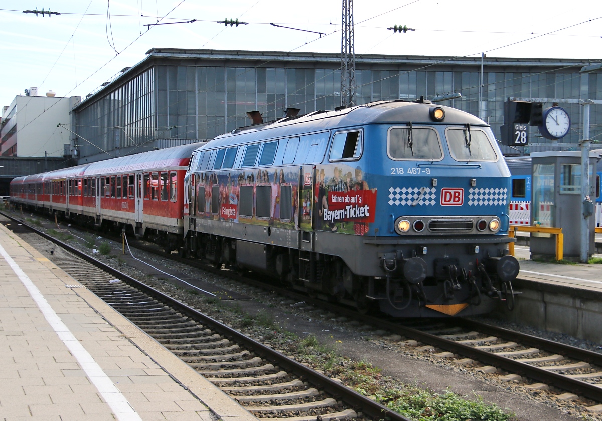 218 467-9 kurz vor ihrer Abfahrt mit einem Regionalzug aus München Hbf. Aufgenommen am 06.10.2014.