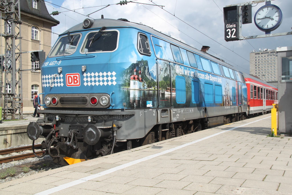 218 467-9 mit RE 57411 von Memmingen nach M�nchen Hbf kurz nach der Ankunft um 15:45 Uhr im Hbf M�nchen.30.08.2014