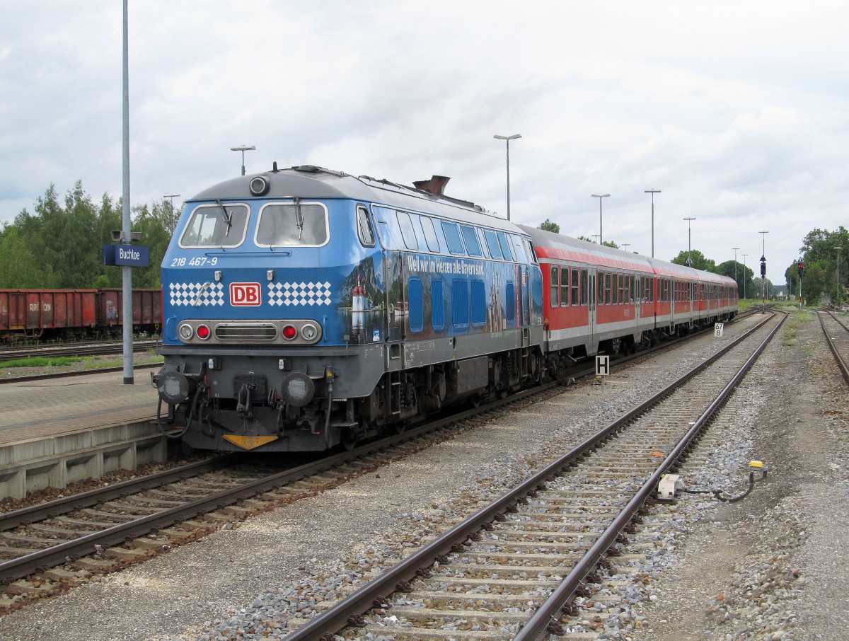 218 467 (Bayern Ticket Werbung) mit RE am 09.08.2014 bei der Ausfahrt aus Buchloe Richtung München.