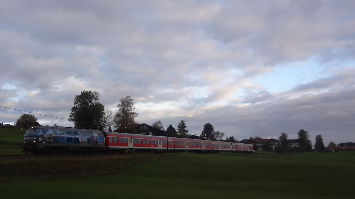 218 467 fährt mit ihrem Regionalzug nach Füssen aus Seeg aus. Oktober 2014. 