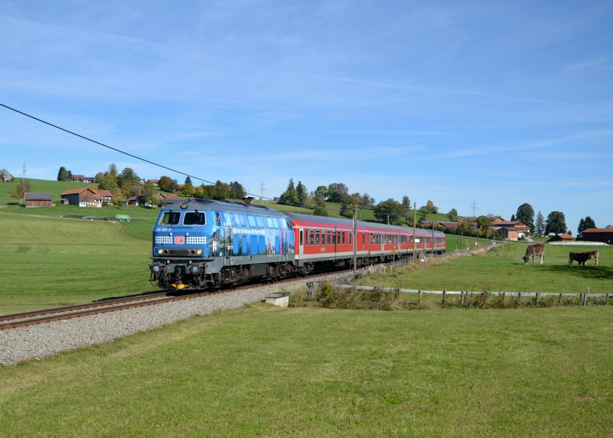 218 467 mit einem RE nach Fssen am 19.10.2013 bei Seeg.
