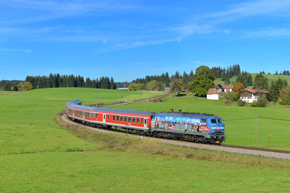 218 467 mit einer RB nach Füssen am 19.10.2013 bei Weizern-Hopferau. 