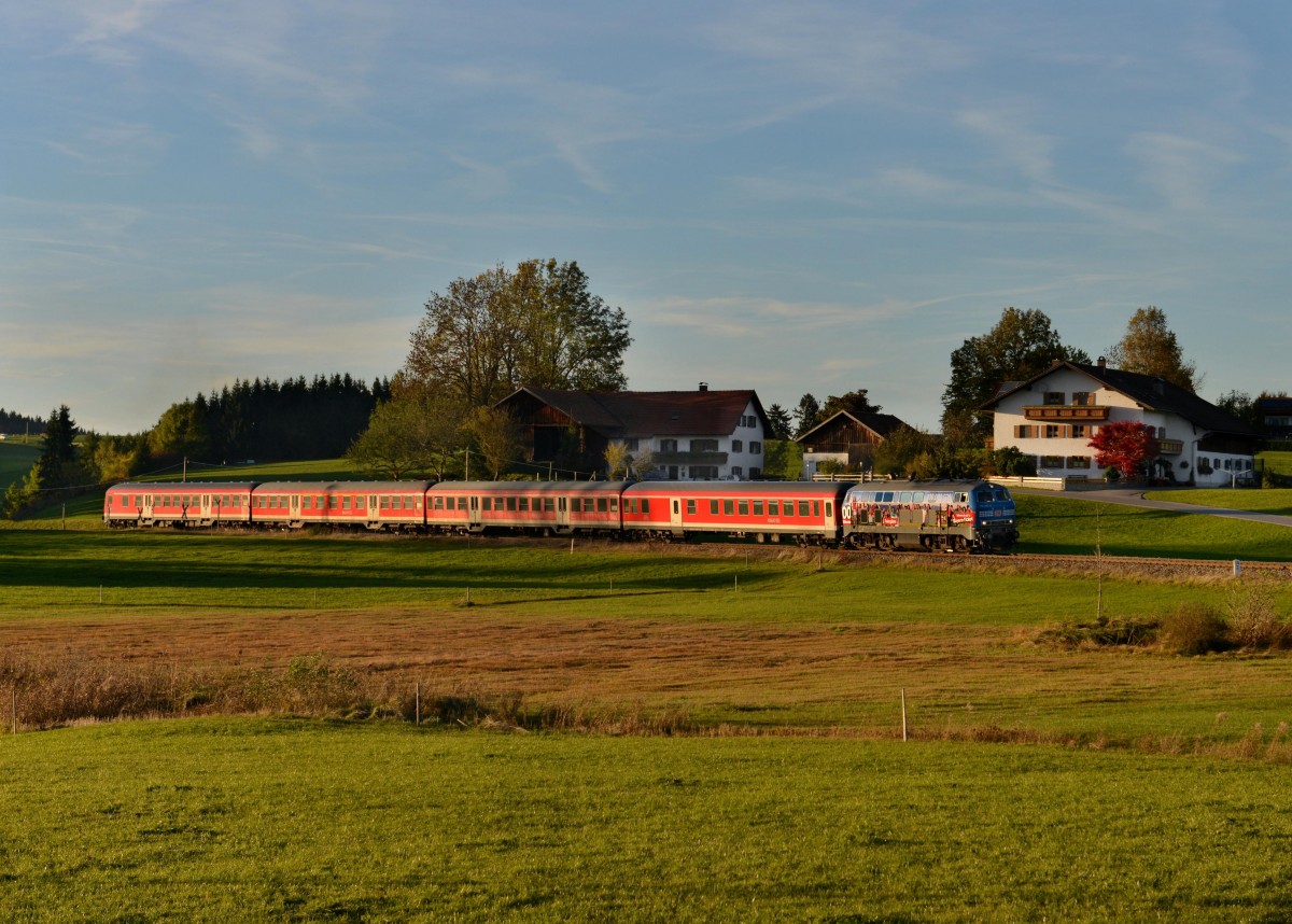 218 467 mit einer RB nach Fssen am 19.10.2013 bei Seeg.