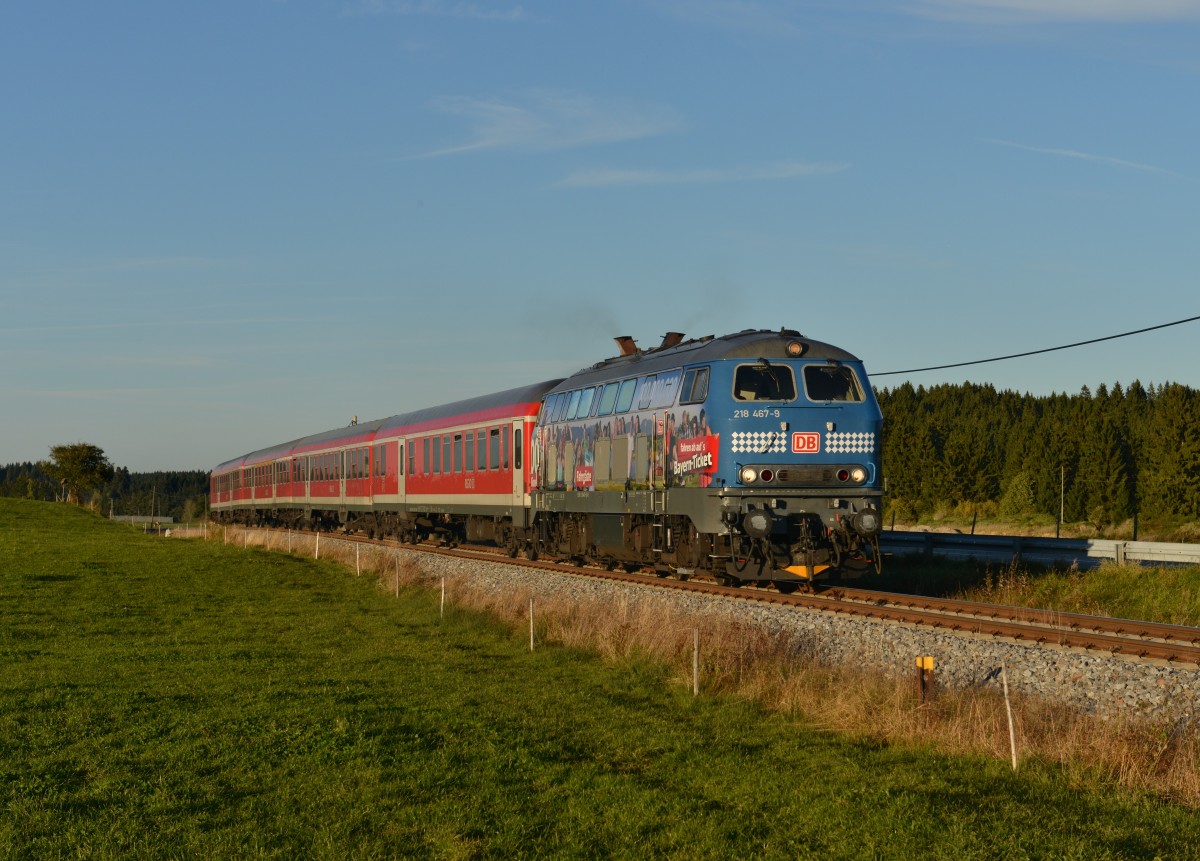 218 467 mit einer RB nach Fssen am 19.10.2013 bei Lengenwang.
