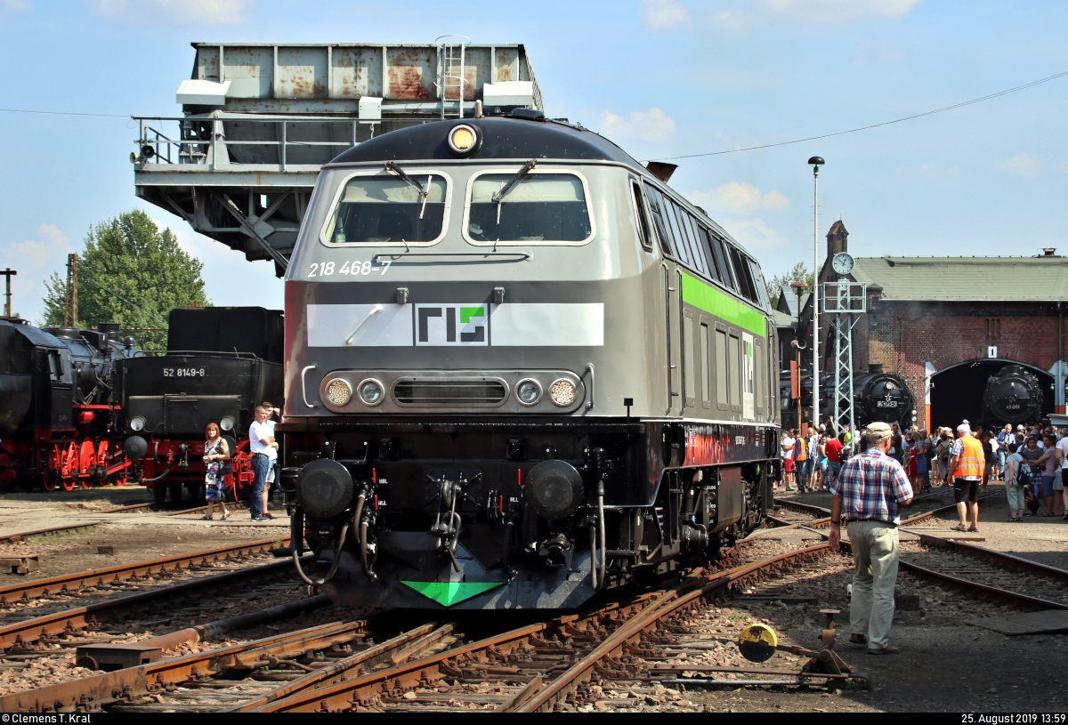 218 468-7 der Regio Infra Service Sachsen GmbH (RISS) steht, zur Vorbereitung der Lokparade, anlässlich des 28. Heizhausfests beim östlichen Ringlokschuppen des Sächsischen Eisenbahnmuseum Chemnitz-Hilbersdorf (SEM).
[25.8.2019 | 13:59 Uhr]