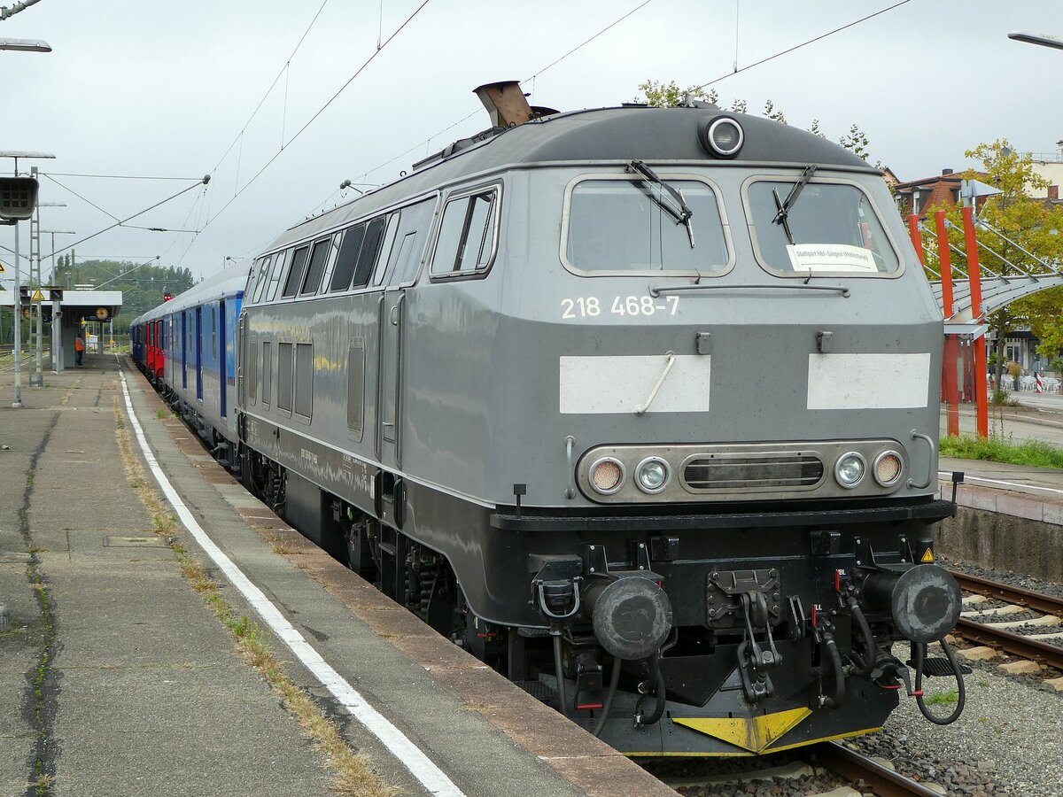 218 468 der NESA am 25.09.2022 mit dem 'Freizeitexpress Südbahn' der SVG in Radolfzell.