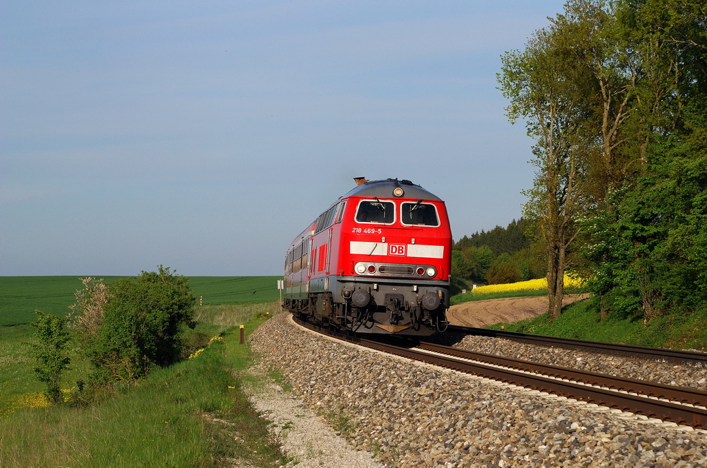 218 469 mit RE 57514 bei Oberbergen (05.05.2014)