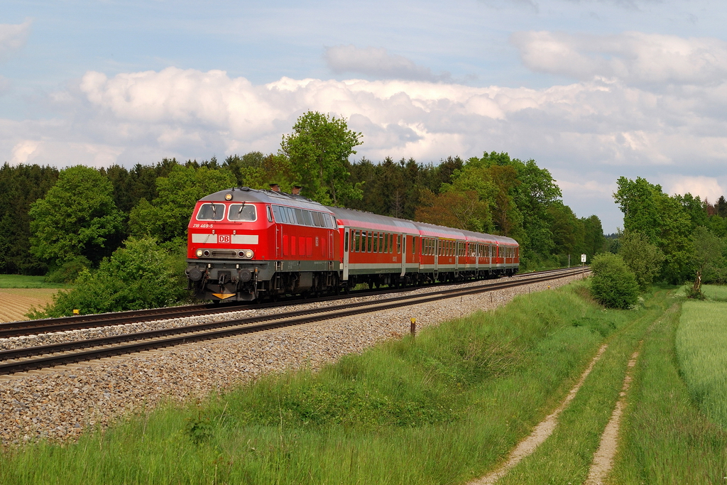 218 469 mit RE 57590 bei Schwabhausen (23.05.2013)