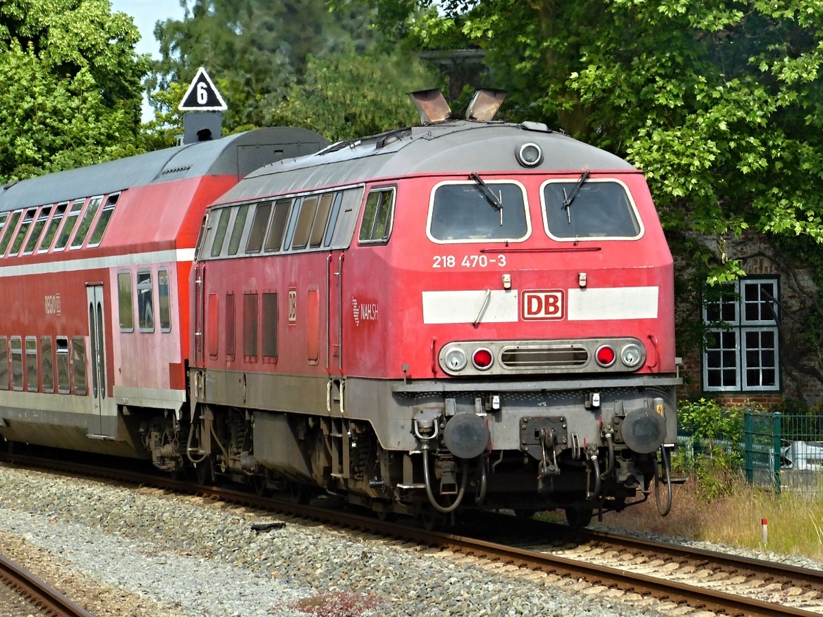 218 470-3 (NVR: 91 80 6218 470-3D-DB) am 09.06.2016 bei der Ausfahrt aus Plön.
Viele nette Grüße an den Lokführer ...
<P>Weitere Bilder zum Thema Bahnfotografie gibt es auf meiner Site unter:<br> 
<a href= http://www.ralf-bueker.de/Ralf's Eisenbahnbilder.htm target= _blank >Ralf's Eisenbahnbilder