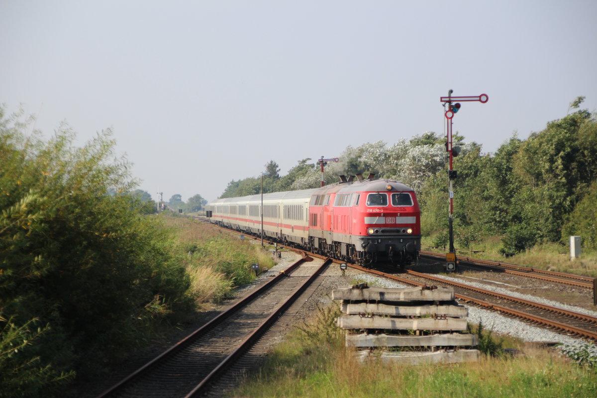 218 470-3 (Regio) + 218 315-0 (FV) ziehen am 29.8.17 den IC2073 Westerland(Sylt) - Drehsden Hbf. von der Urlaubsinsel Sylt bis nach Itzehoe, wo auf eine Lok der BR101 umgespannt wird.
Aufgrund des  Ersatzkontzeptes  und duchrch den Brandbrief wurde der IC2073 von Westerland(Sylt) bis KLanxbüll führ Fahrkarten des Nah.SH Tariefes freigegeben, derher auch der mitlerweile Fahrplanmäsige Halt in Klanxbüll.
vom Parkplatz aus fotografiert, KEIN Gleisbereich mehr!