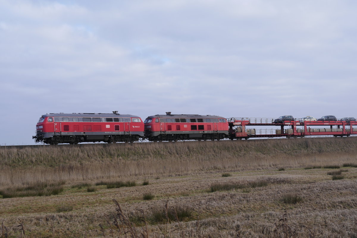 218 470 und 311 mit einem SyltShuttle, wie die DB-Autozüge jetzt heißen, bei Keitum (24.1.17).