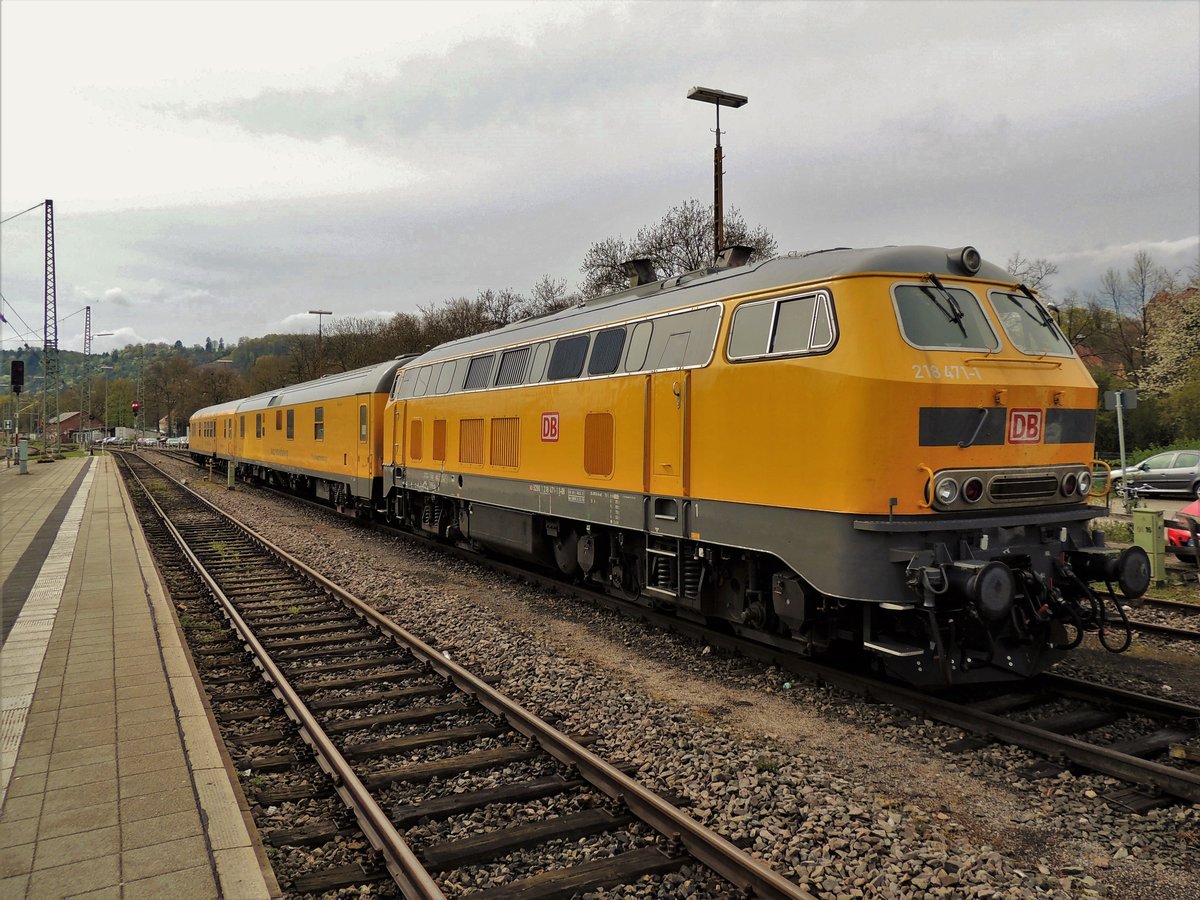 218 471-1 mit Gleismesszug der DB- Netzinstandhaltung am 13.04.2018 im Tübinger Hauptbahnhof.
