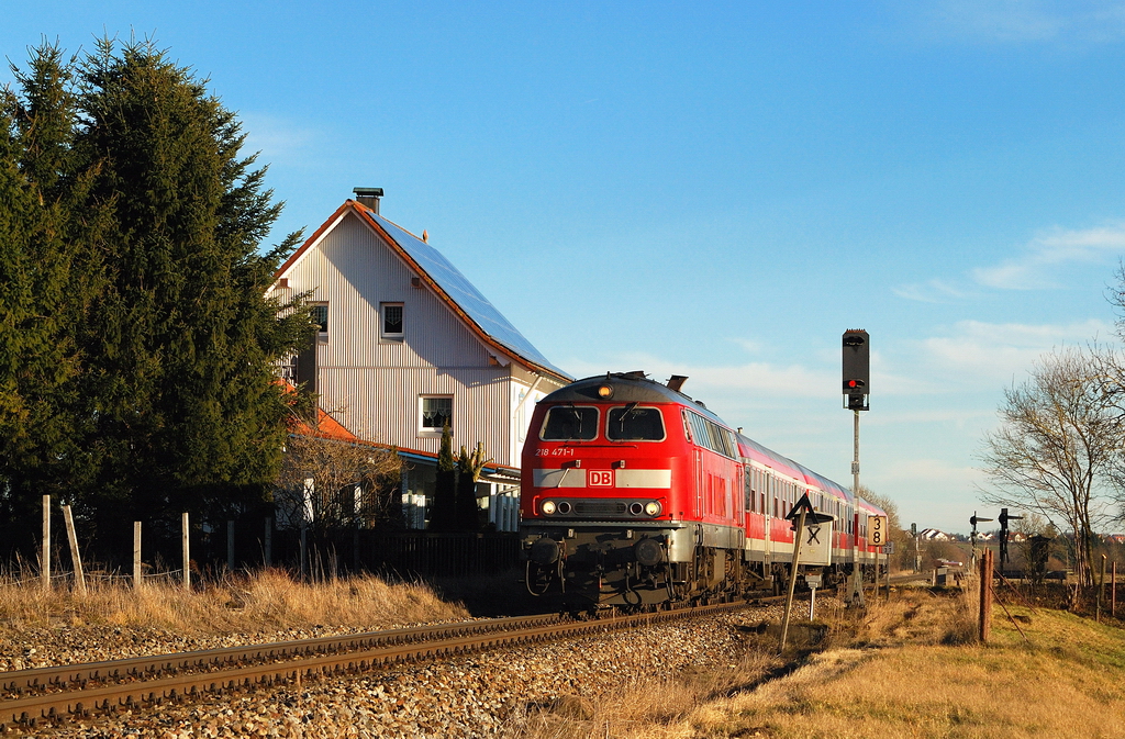 218 471 mit RE 57412 in Wiedergeltingen (07.01.2014)