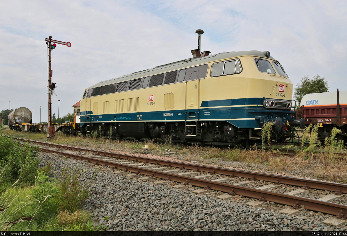 218 472-9 wurde abgestellt im Güterbahnhof Staßfurt entdeckt. Die Lok ist für auffällig viele Länder zugelassen, darunter  NS  und  CS  (?).

🧰 Power Rail GmbH
🕓 25.8.2021 | 17:44 Uhr