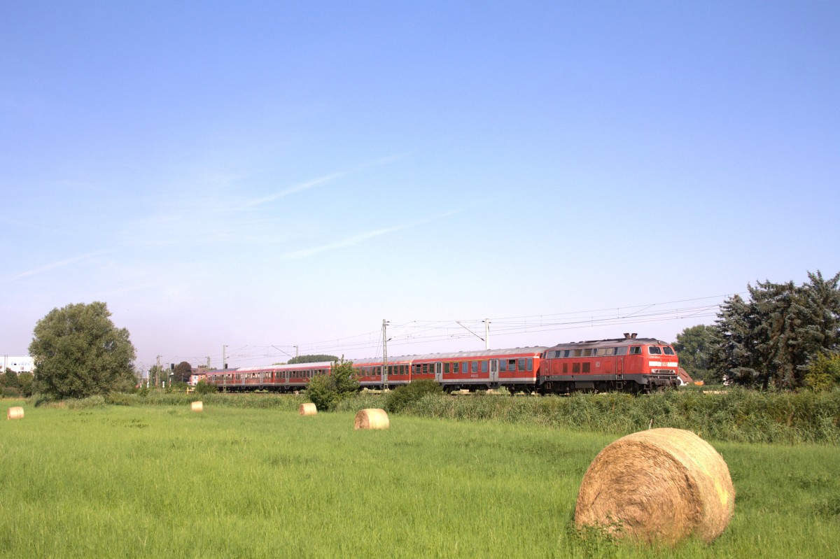 218 473-7 zieht am 19.07.2014 einen RE Richtung Bad Harzburg, aufgenommen kurz hinter Emmerke