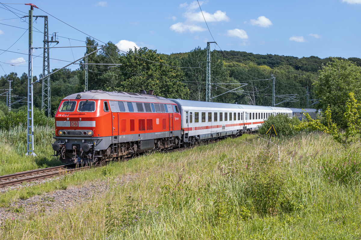 218 473 mit einem Leerpark vom Ostseebad Binz nach Bergen. Aufgenommen in Lietzow am 02.07.2022.
