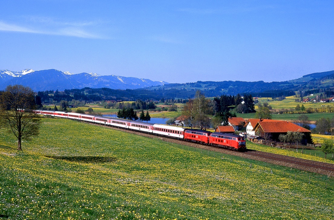 218 474 und 218 233 befrdern am 03.05.1997 IC 714 durchs Allgu. Aufnahme bei Waltenhofen zwischen Immenstadt und Kempten.