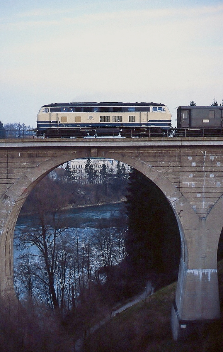 218 474-5 überquert im April 1982 die Illerbrücke in Kempten