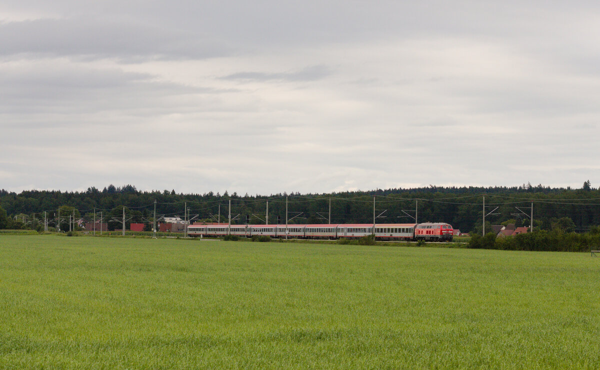 218 475 mit IC 118 Münster-Innsbruck am 08.08.2021 bei Mochenwangen. 