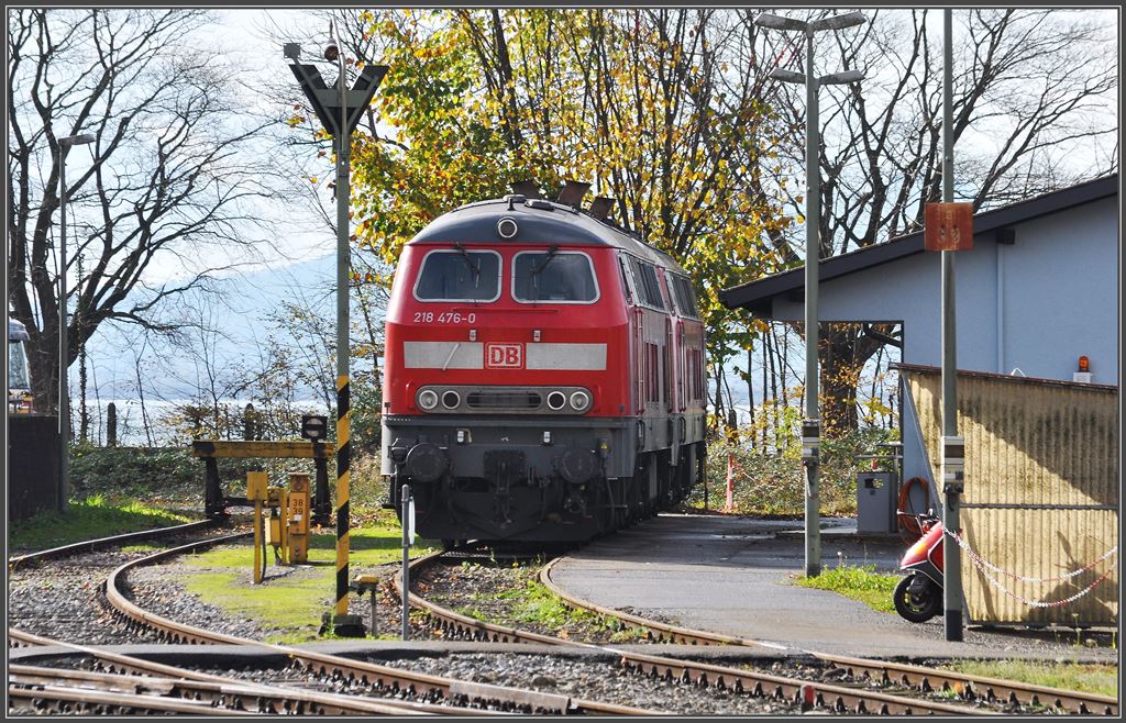 218 476-0 und 218 499-2 stehen in Lindau Hbf am Ufer des Bodensees. (05.11.2013)