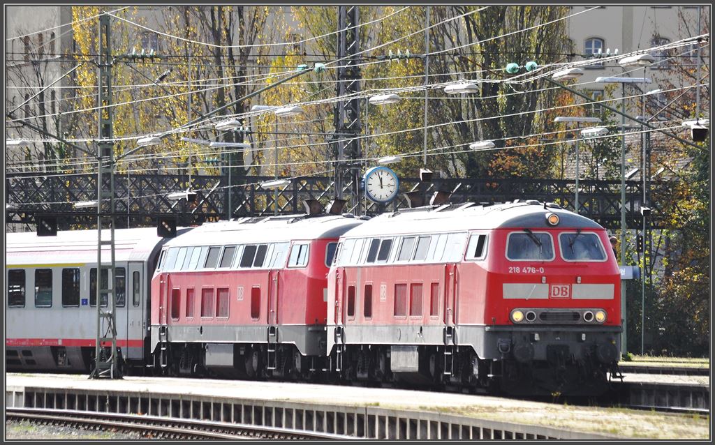 218 476-0 und 218 499-2 bernehmen in Lindau Hbf den IC118 nach Mnster/Westf. (05.11.2013)