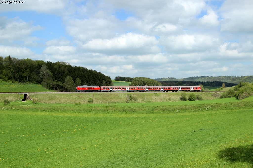 218 476-0 mit dem IRE 3220 Ulm-Neustadt bei Unadingen, 04.05.2014.