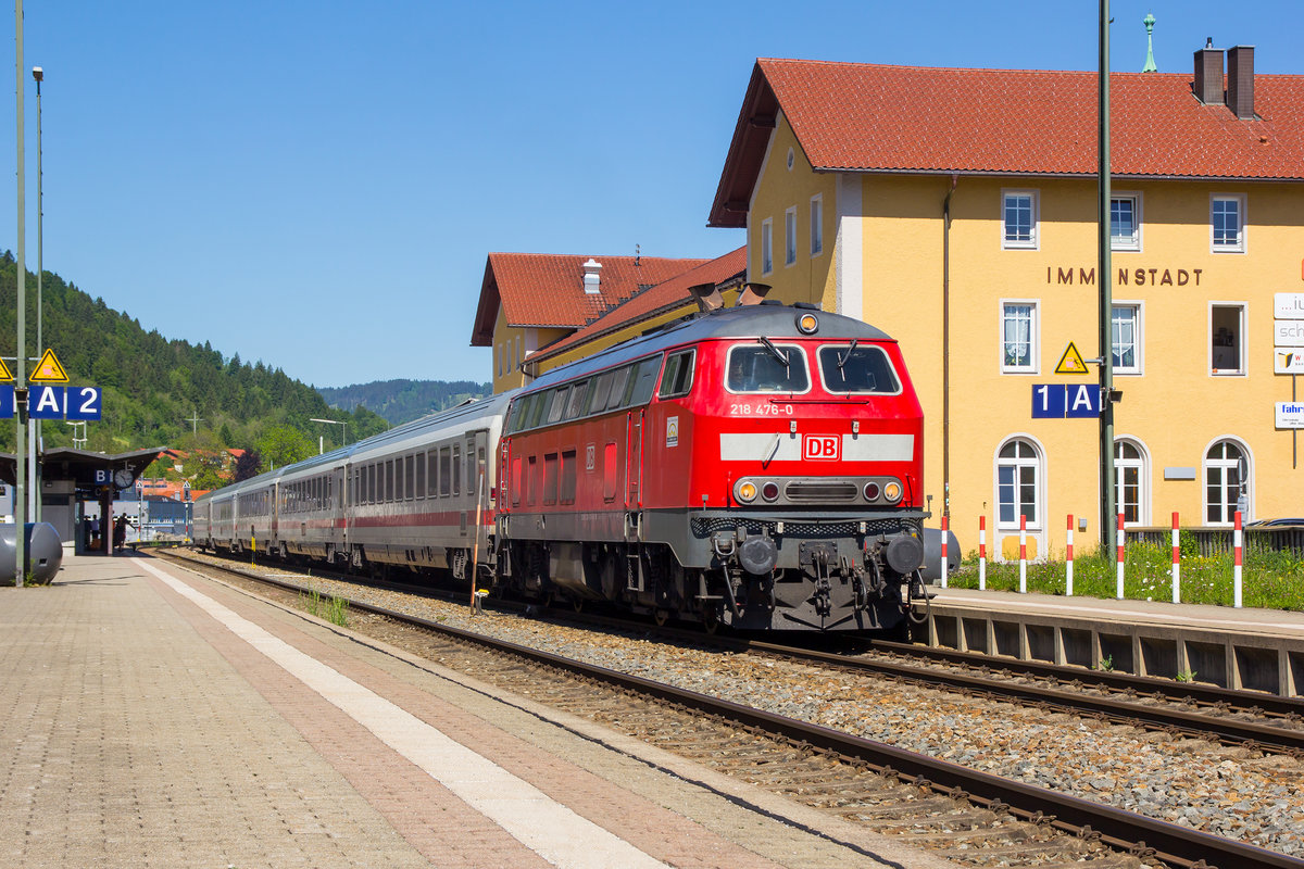 218 476-0 zur Abfahrt bereit im Bahnhof Immenstadt. 27.5.17