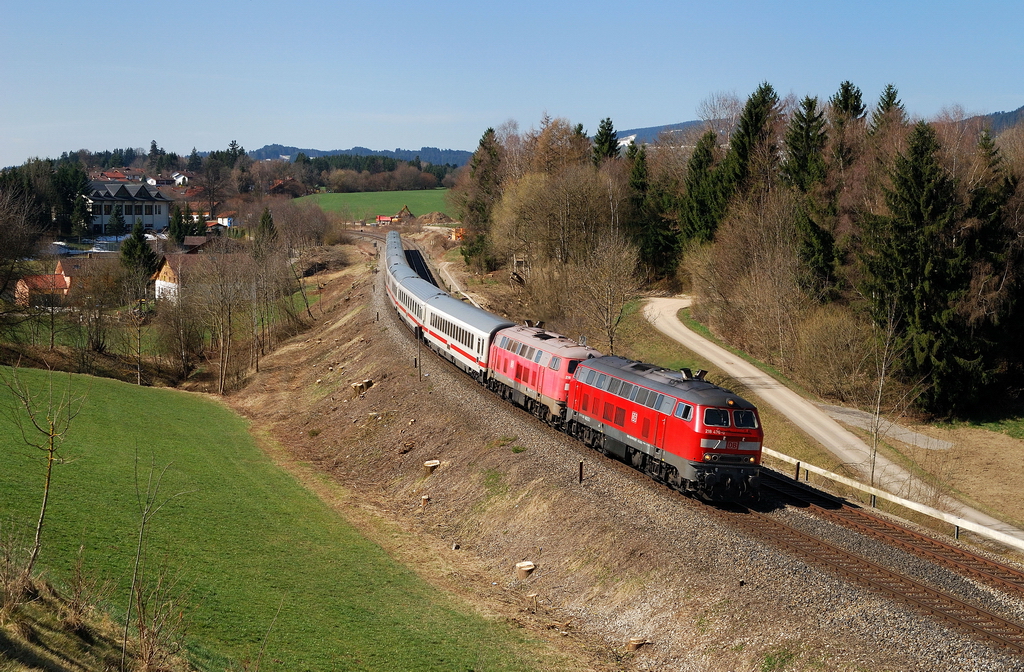 218 476 und 343 mit IC 2012 bei Martinszell (28.03.2014)