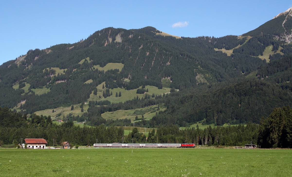 218 476 ist mit dem IC 2085 von Augsburg nach Oberstdorf unterwegs. Aufgenommen am 03.09.13 bei Langenwang.