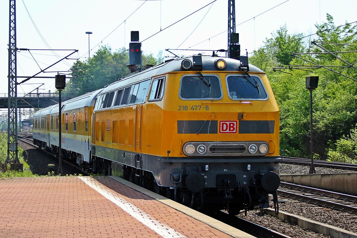 218 477-8 als Schienenmesszug unterwegs aus südlicher Richtung bei der Einfahrt in Kassel Wilhelmshöhe. 25.04.2014